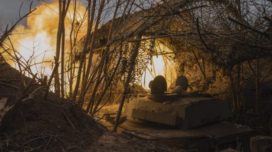 Ukrajinské delostrelecké vozidlo páli smerom k ruským pozíciám na frontovej línii v Doneckej oblasti.