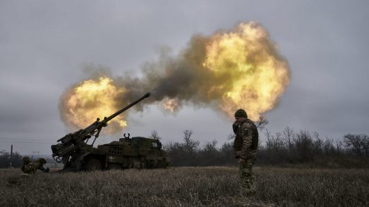 Ukrajinskí vojaci strieľajú na ruské pozície pri Avdijivke.