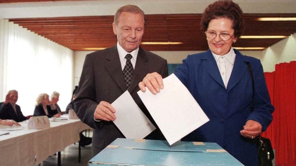 Kandidát na prezidenta a vtedajší primátor Košíc počas volebného aktu v prvom kole v Košiciach 15. mája 1999 s manželkou Irenou.