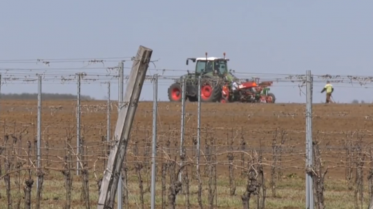 Na snímke traktor upravuje pole.