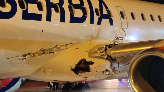 Na snímke poškodené lietadlo, ktoré pri štarte narazilo do osvetlenia.
