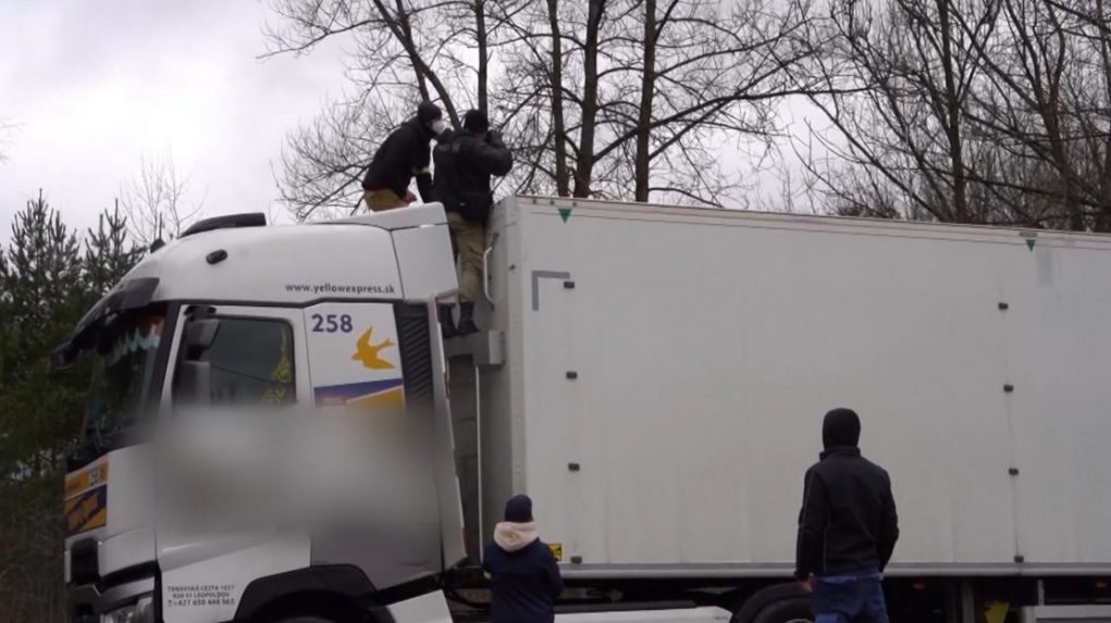 Kamióny slovenských a maďarských spoločností priviezli do obce Markušovce množstvo odpadu z Talianska