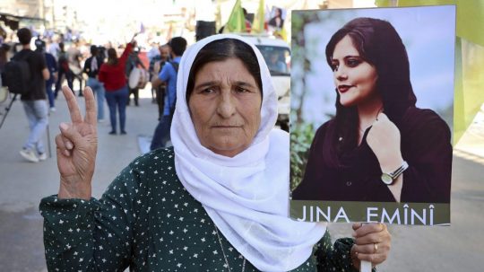Archívna snímka: Kurdka s portrétom Mahsy Amíniovej počas protestu odsudzujúceho jej smrť v meste Kámišlí na severe Sýrie.