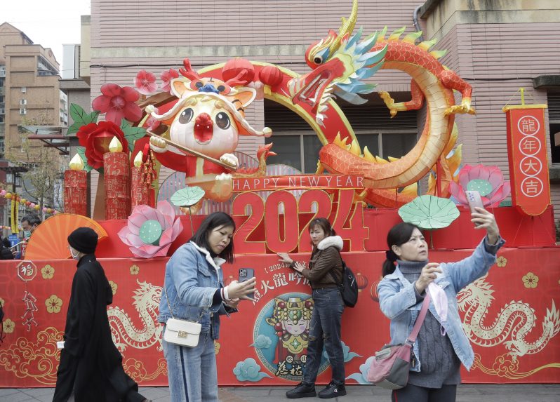 Číňania oslavujú príchod nového roka, ktorý bude v znamení draka. Mnohí chcú práve v tomto období priviesť na svet potomka