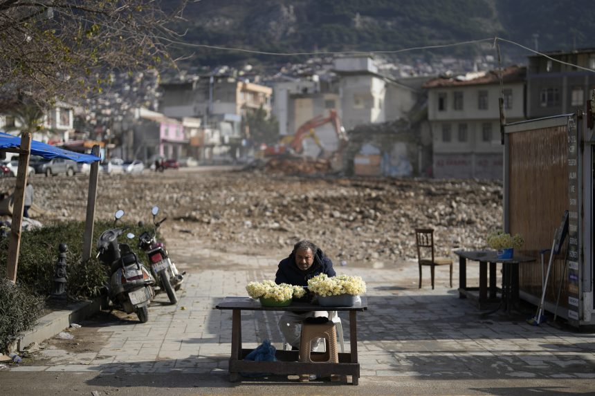 Príbehy márneho pátrania po príbuzných a jedno zázračné dieťa: Turecko spomína na obete zemetrasenia