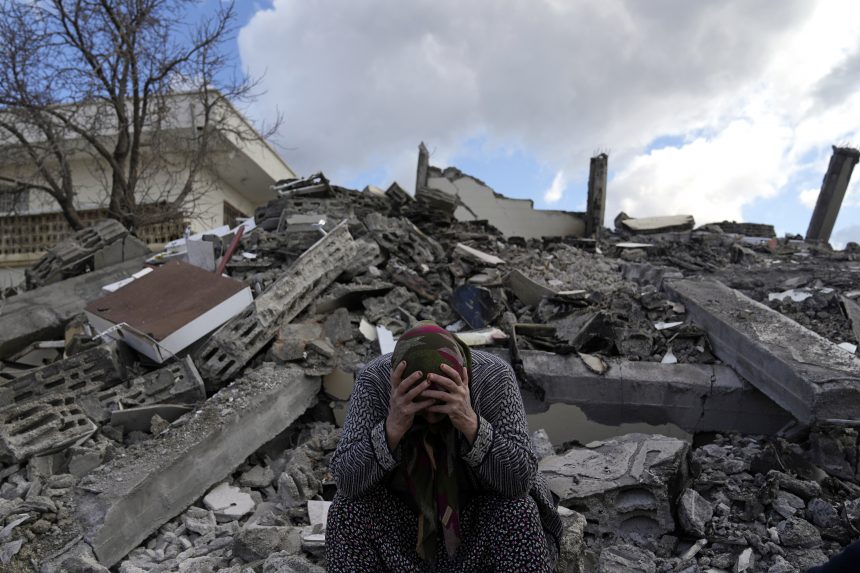 Príbehy márneho pátrania po príbuzných a jedno zázračné dieťa: Turecko spomína na obete zemetrasenia