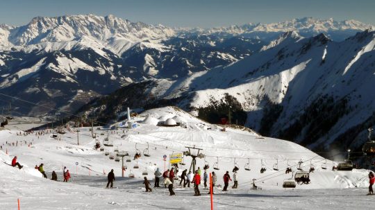 lyžiari v Alpách