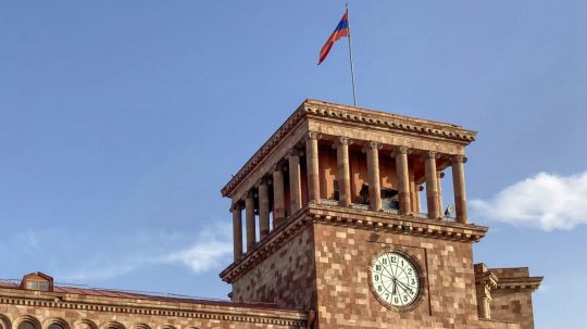 Na snímke arménska vlajka.