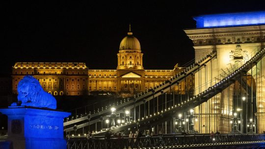 Panoráma nočnej Budapešti.