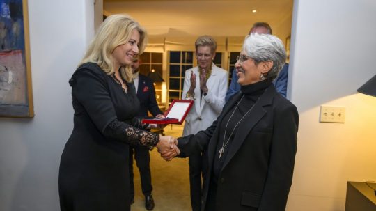 Prezidentka Zuzana Čaputová udeľuje štátne vyznamenanie americkej speváčke Joan Baezovej.