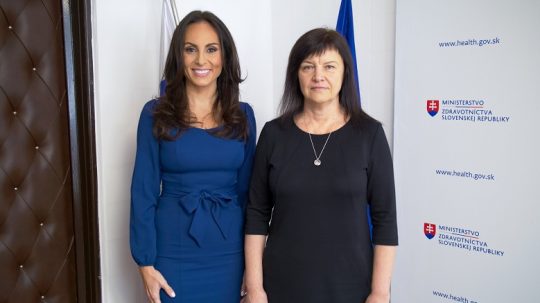 Na snímke zľava ministerka zdravotníctva Zuzana Dolinková a nová hlavná hygienička Tatiana Červeňová.