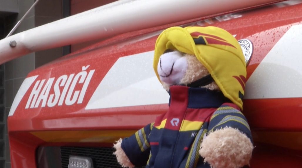 V Brezne budú pri niektorých akciách zasahovať aj plyšoví hasiči: Medvedíky v uniformách pomôžu deťom
