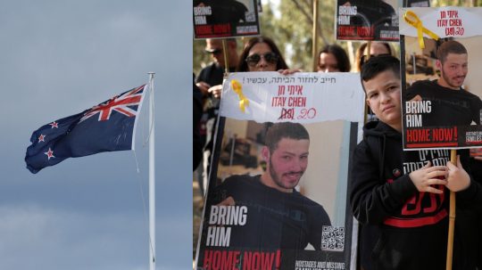 Koláž: vľavo vlajka Nového Zélandu, vpravo protest na prepustenie rukojemníkov Hamasu.