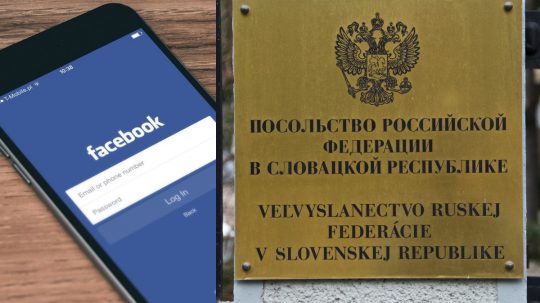 Na snímke vľavo smartfón s facebookom, vpravo tabuľa na ruskej ambasáde na Slovensku.
