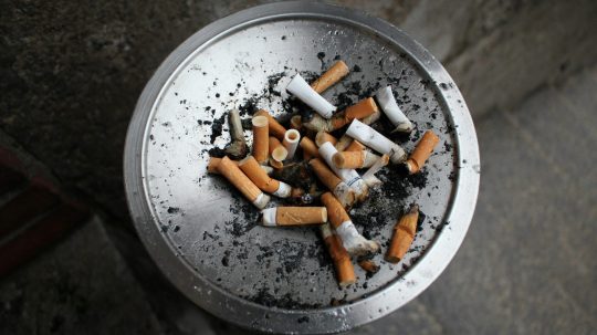 Cigarety v popolníku.