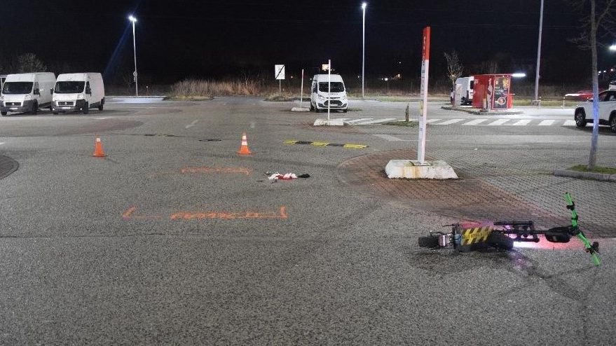 Dopravná nehoda v Bratislave: Auto zrazilo vodiča elektrickej kolobežky