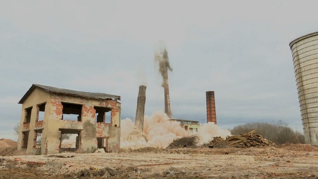 VIDEO: Netradičné divadlo na juhu Slovenska. Odstreli dva veľké komíny, miestni hovoria o pohrebe cukrovaru