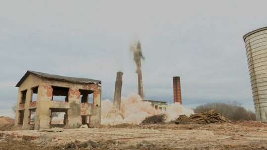 Búranie komínov v Pohronskom Ruskove.