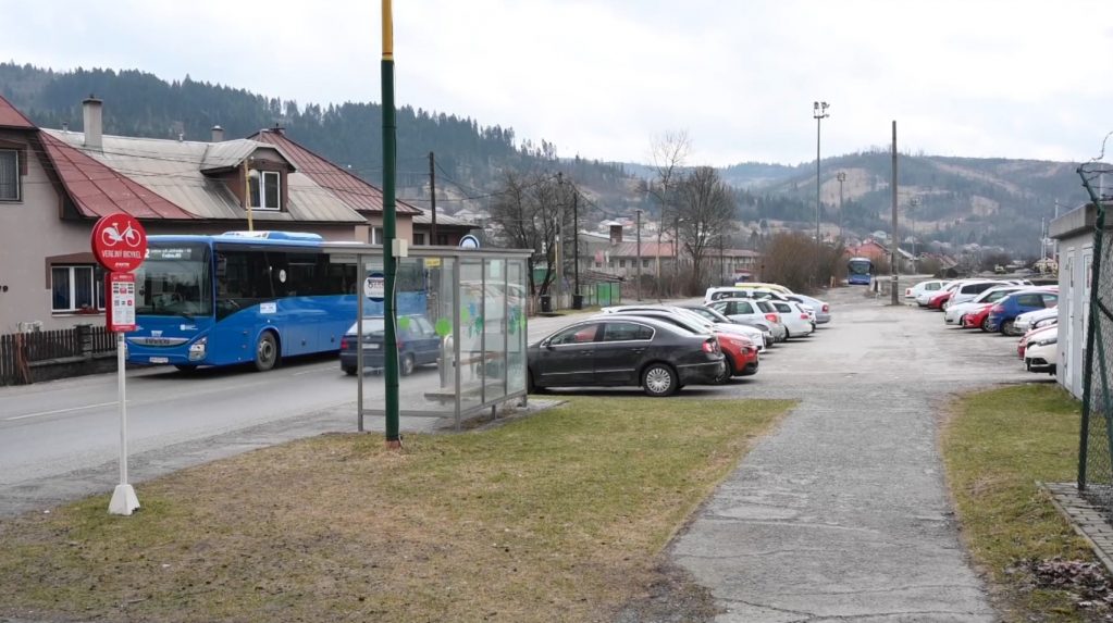 Autobusy a autá nemajú pri staniciach na Kysuciach kde parkovať. Zmeniť by to mala investícia za milióny eur