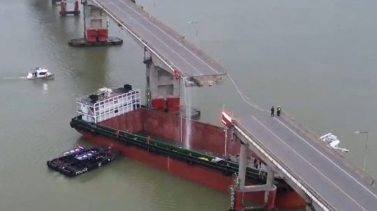 Loď v Číne zdemolovala most.
