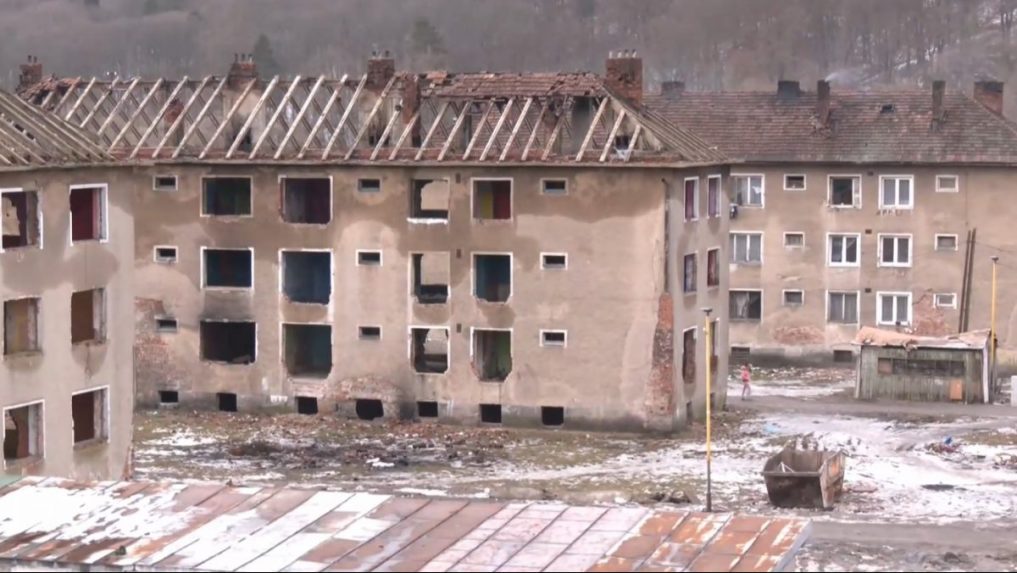 V osade v Medzilaborciach zbúrajú bytovky. Majitelia ich zničili natoľko, že sa bývanie v nich stalo nebezpečné