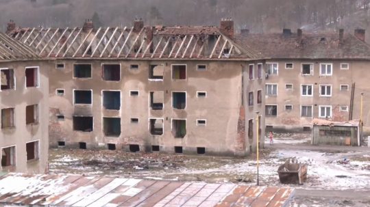 Zničené bytové domy v Medzilaborciach.