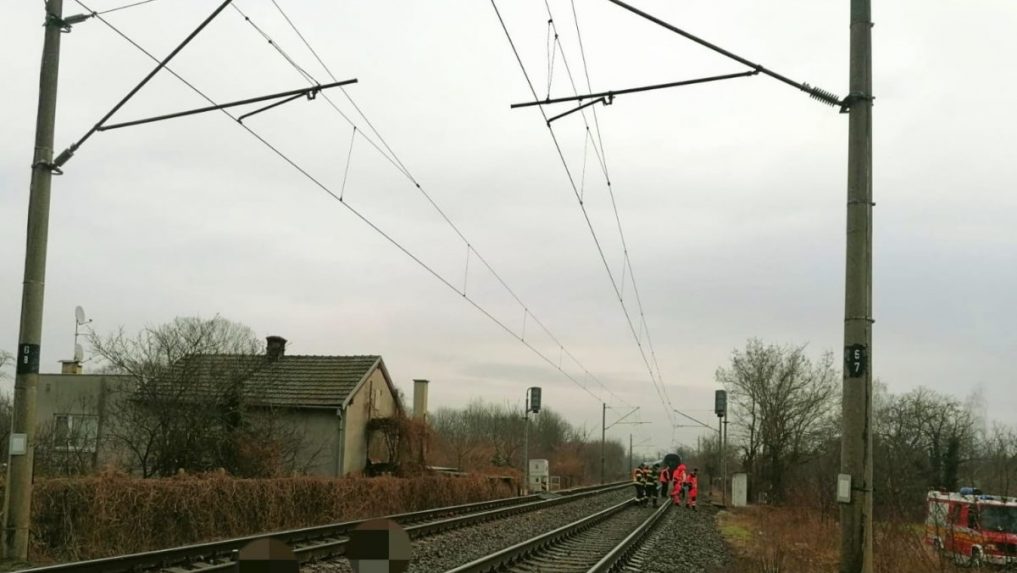 Na železničnú trať vošiel starší muž s paličkou, zrážku s vlakom neprežil