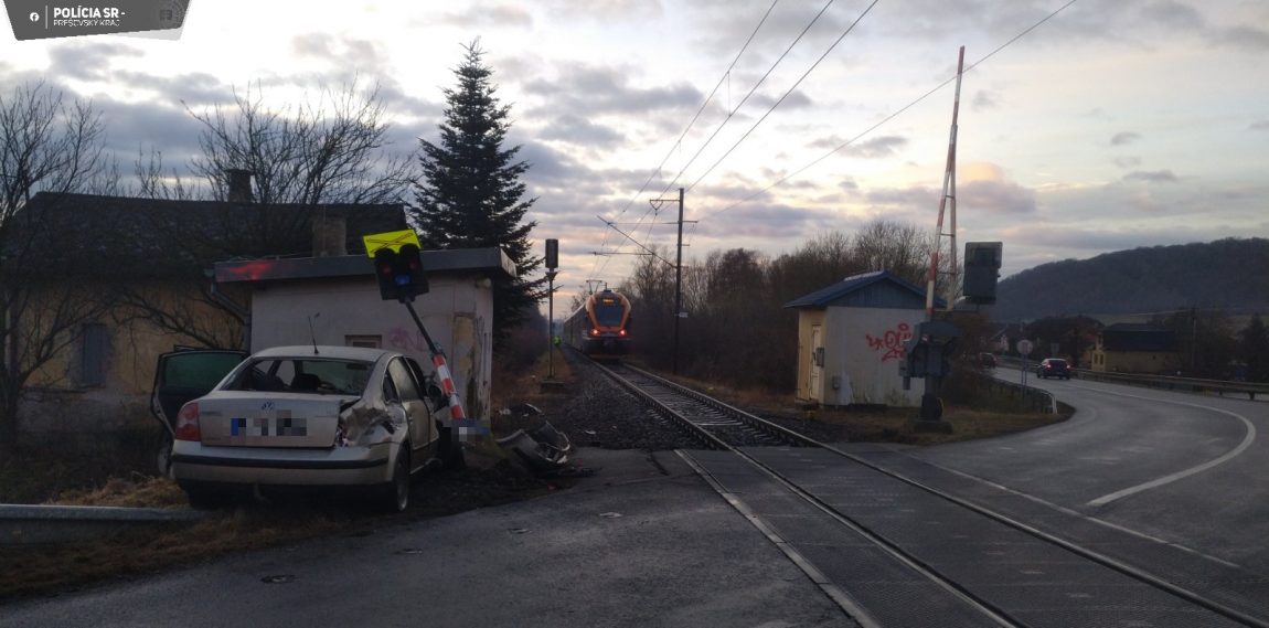 Nehoda na železničnom priecestí: Svetelná signalizácia nezabránila zrážke auta s vlakom