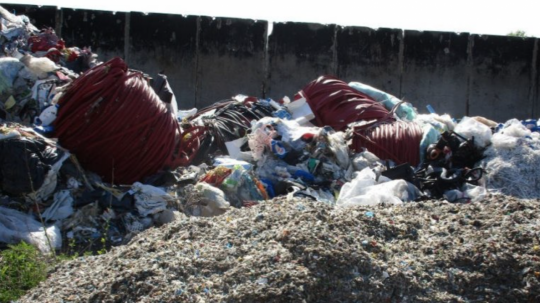 Obvinené osoby navozili na Slovensko stovky ton odpadu z Poľska a Talianska.