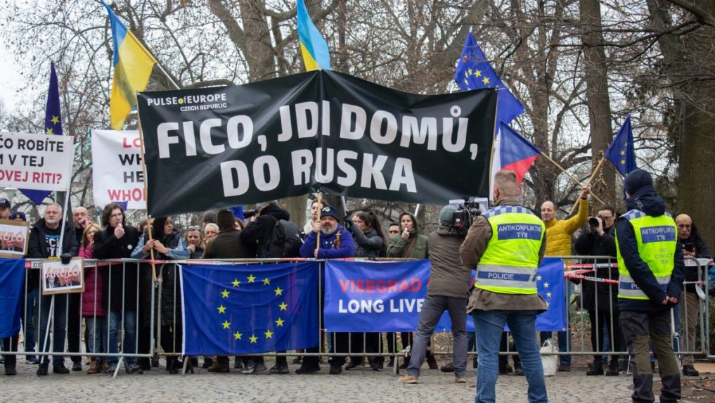 Piskot a transparenty: R. Fica a V. Orbána privítali v Prahe demonštranti