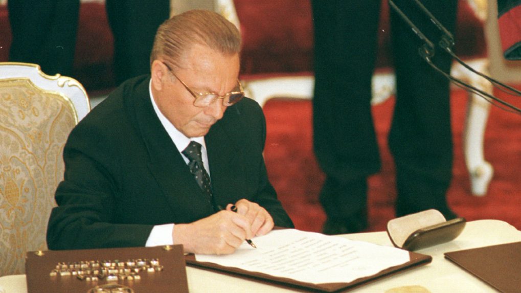Novozvolený prezident SR Rudolf Schuster 15. júna 1999 podpisuje sľub počas inauguračného ceremoniálu.