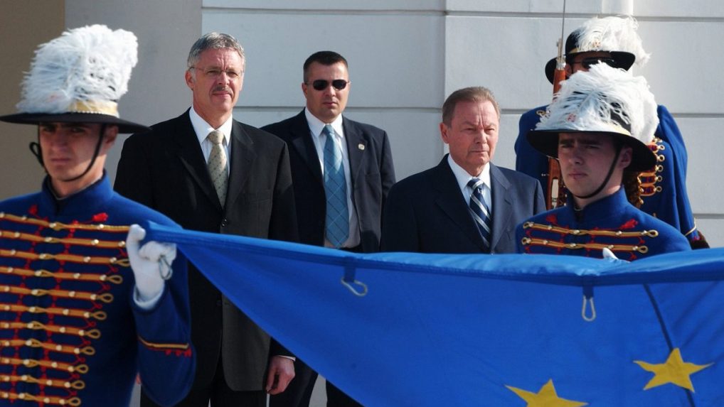 Prezident SR Rudolf Schuster (v pozadí vpravo) sa zúčastnil 30. apríla 2004 na nádvorí Prezidentského paláca v Bratislave na slávnostnom akte vztýčenia vlajky Európskej únie.