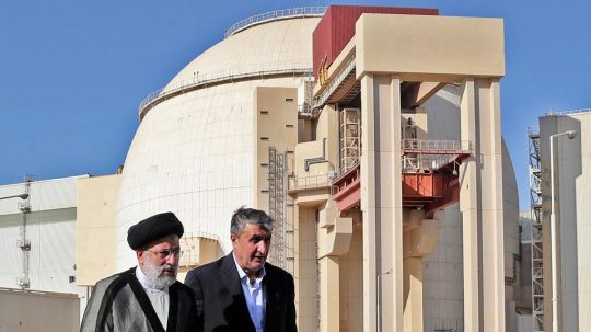 Iránsky prezident Ebráhím Raísí (vľavo) na návšteve jadrovej elektrárne v Búšehri.