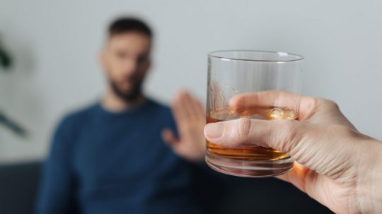 Ilustračná snímka muža odmietajúceho alkohol.