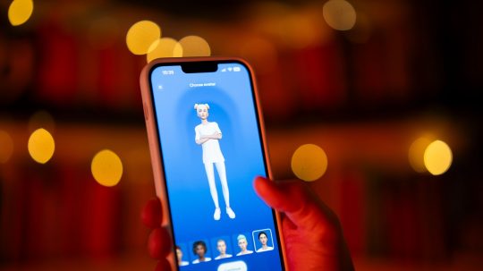 Na ilustračnej fotografii je zobrazená interakcia používateľa s aplikáciou v smartfóne na prispôsobenie avatara pre osobného chatbota s umelou inteligenciou.