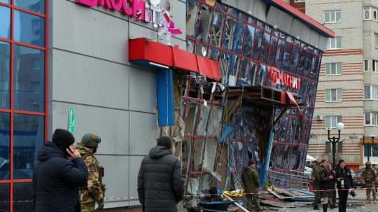Poškodené dvojposchodové obchodné centrum v Belgorode.