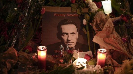 Ruský opozičný predstaviteľ Alexej Navaľnyj zomrel náhle vo väzení.