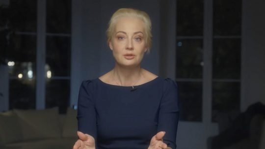 Na snímke z videa vdova po Alexejovi Navaľnom – Julija Navaľná.