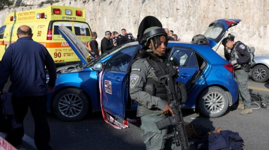 Pri streľbe na diaľnici pri Jeruzaleme zomrel jeden človek a niekoľko ďalších utrpelo zranenia.
