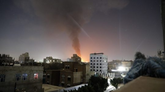 USA a Británia zaútočili na ďalšie vojenské ciele v Jemene.