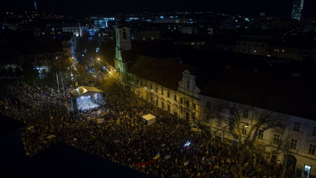 Rekordné protesty: V hlavnom meste prišlo 30-tisíc ľudí. Demonštrovalo sa aj v regiónoch a zahraničí