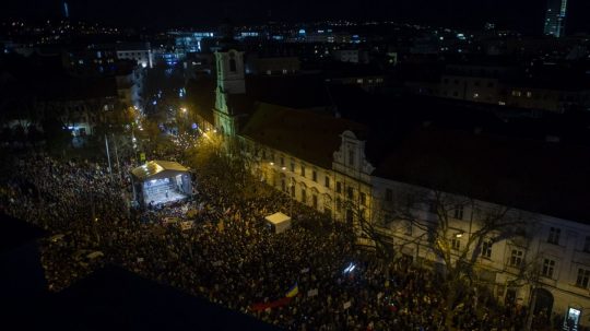 Desaťtisíce ľudí protestovali na opozičnej demonštrácii v Bratislave.
