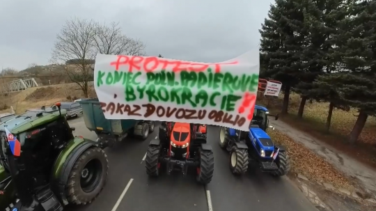 Na snímke traktory protestujúcich famrárov.