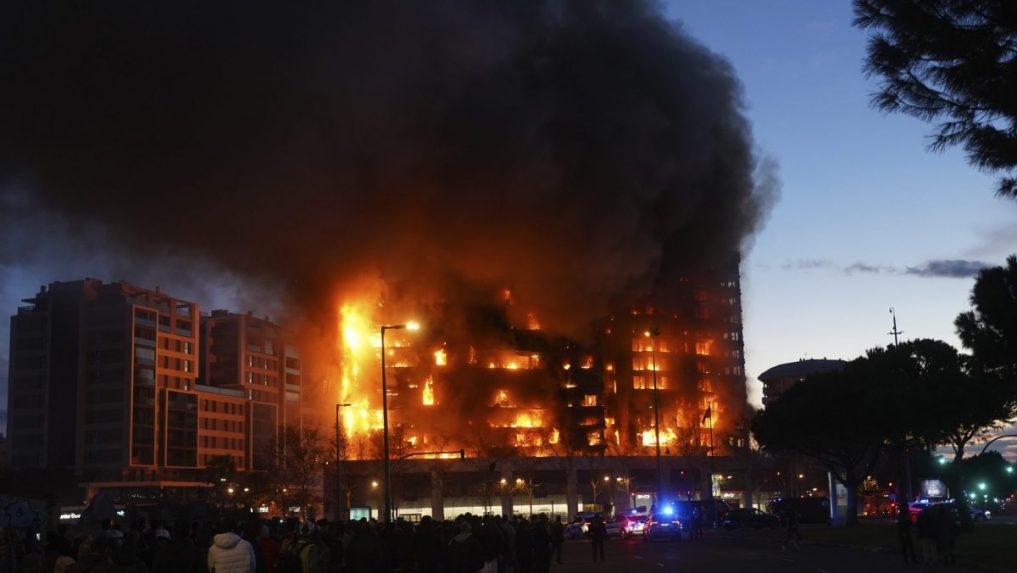 V španielskej Valencii zachvátil budovu rozsiahly požiar. Hasiči zachraňovali osoby, ktoré v budove uviazli