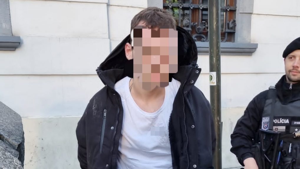 Po útoku nožom ušiel mladý muž do historického centra Bratislavy, tam ho zadržala polícia