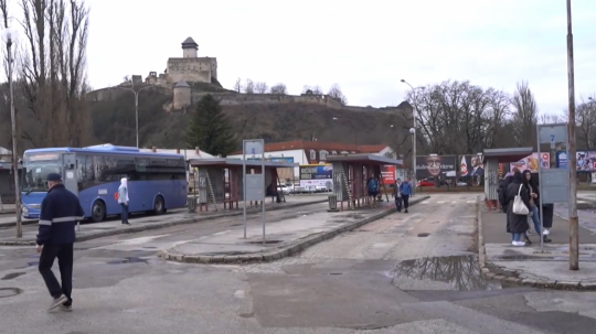 Pohľad na autobusovú stanicu pod Trenčianskym hradom.