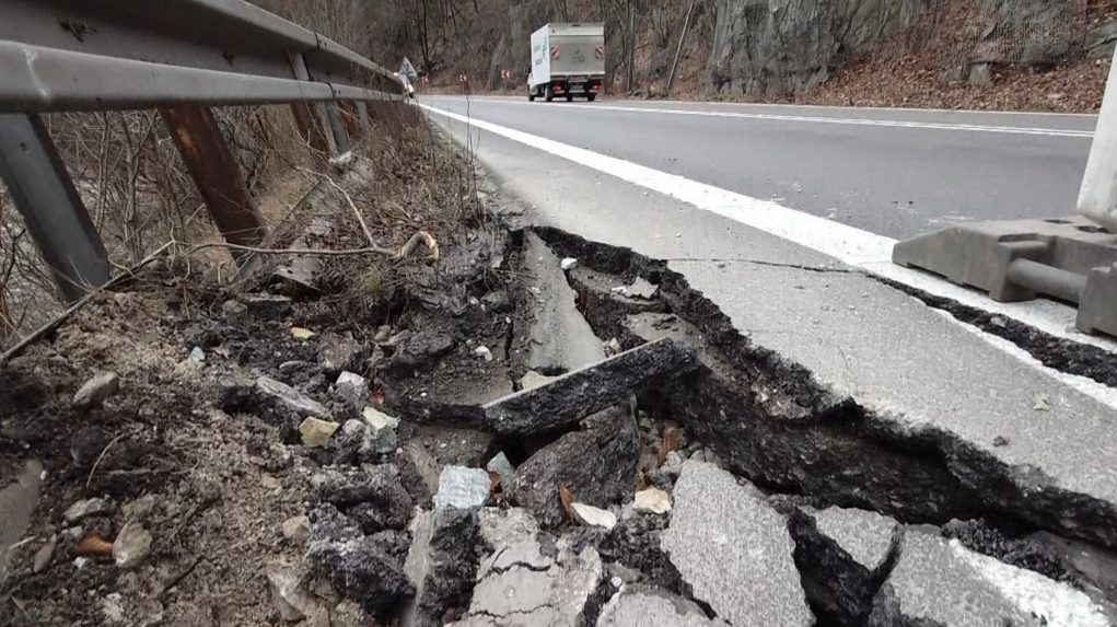 The road below Strečno is completely closed every half hour, there is a risk of more rocks falling