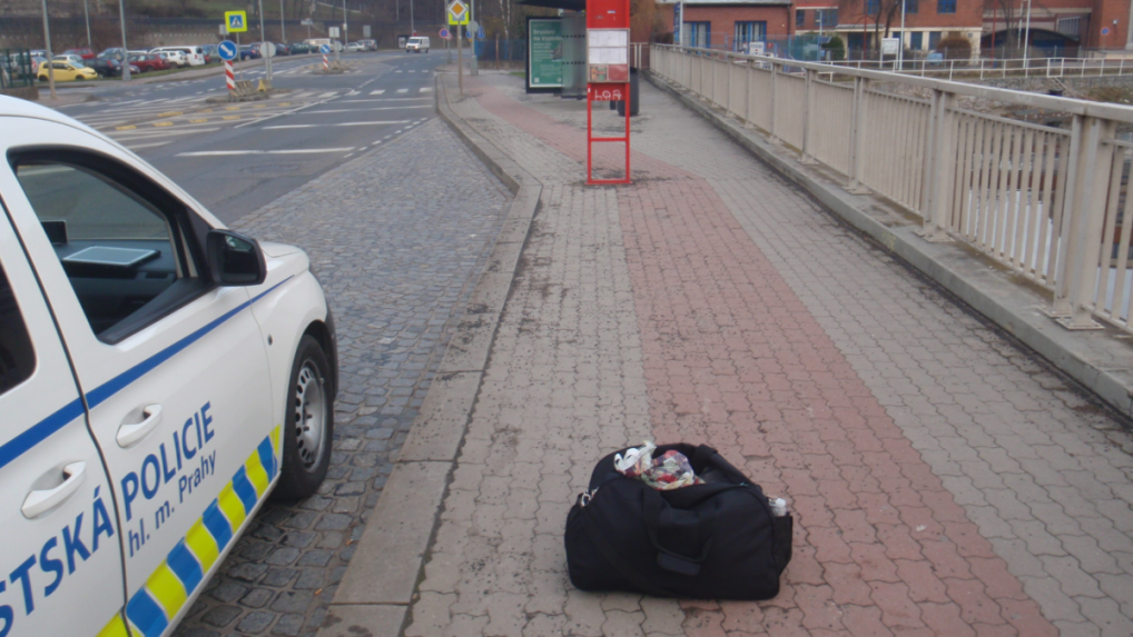 Po muža v Prahe prišla sanitka, na zastávke po ňom zostala len taška. Jej obsah policajtov prekvapil