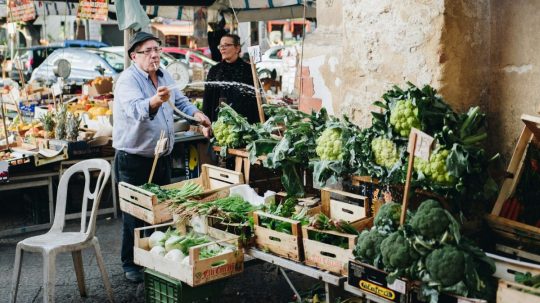 Sicília, Palermo: Muž polieva zeleninu