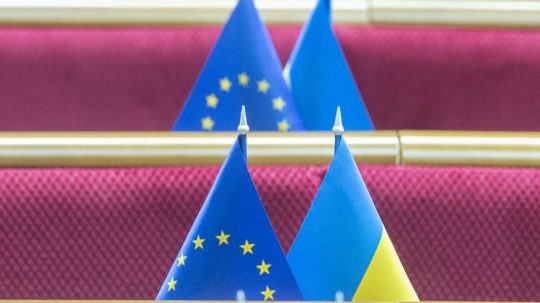 Na snímke európska a ukrajinská vlajka.